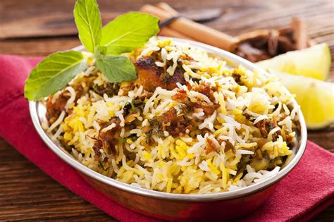  Hyderabadi Biryani: Ekscytujące połączenie pikantnych przypraw i aromatycznego ryżu z mięsem lub warzywami!