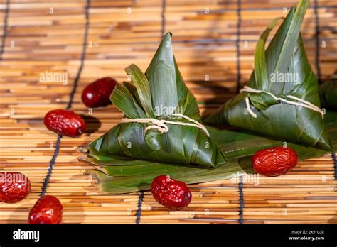  Zongzi - Czy uwielbiasz pikantne farsze otulające klejącą i aromatyczną ryżową panierką?